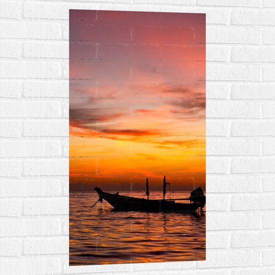 Muursticker - Silhouet van Vissersboot Dobberend op het Water bij Zonsondergang - 50x100 cm Foto op Muursticker