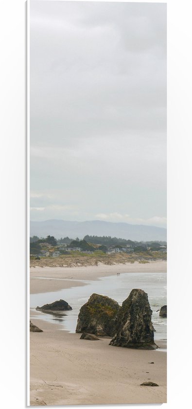 PVC Schuimplaat- Zee - Strand - Personen - Stenen - Water - Zand - Bomen - Huizen - 20x60 cm Foto op PVC Schuimplaat