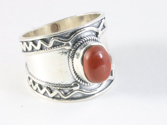 Bewerkte zilveren ring met rode jaspis - maat 18