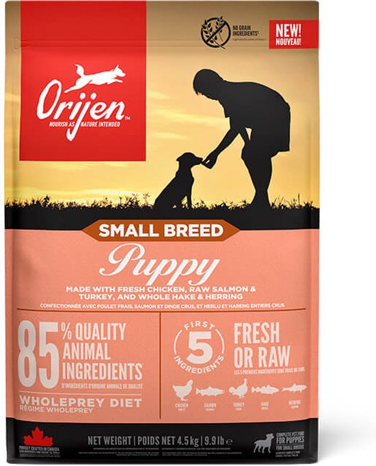 Zak hondenvoer, oranje met silhouet van persoon en pup bij zonsondergang. "SMALL BREED Puppy", 4.5kg/9.9lb staat op de voorkant.