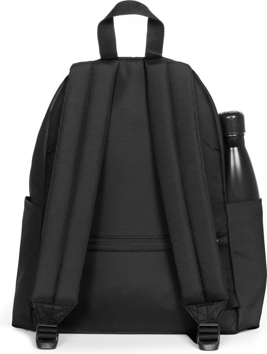 Zwarte Eastpak rugzak met een zwart waterflesje in het zijvak.