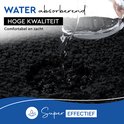 Water wordt op de zwarte, absorberende toiletmat gegoten. Tekst: 'WATER absorberend HOGE KWALITEIT'.