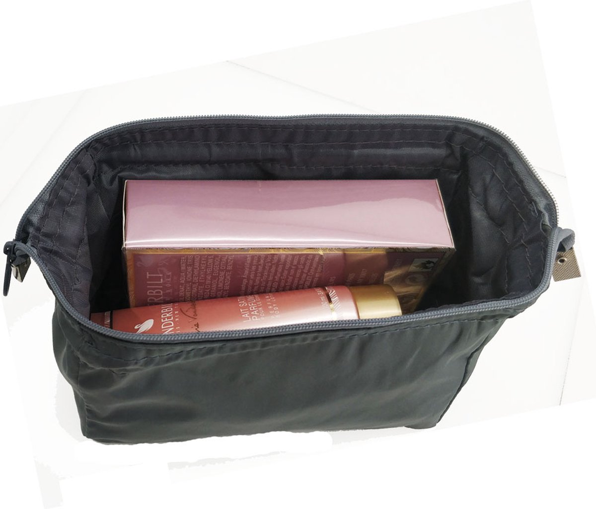 Gloria vanderbilt set: Eau de toilette 100ml- Deodorant 150ml en Bodylotion 100ml in een toilettasje – foto 2