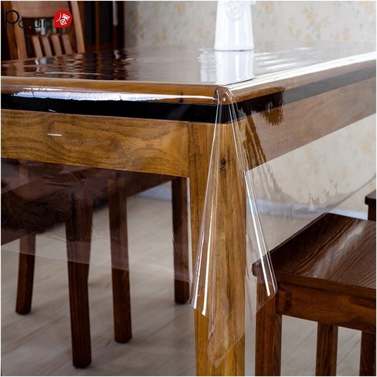 Transparant tafelzeil op een bruine houten tafel.