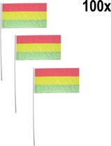 100x Vlaggetje op stok rood/geel/groen 17cm x 25cm - Lengte stok 50cm - Themaparty - Zwaaivlaggetje Carnaval thema feest vlag stok vlaggen festival zwaai
