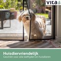 Een hond met een lichte vacht loopt door een zwart magnetisch vliegengordijn.