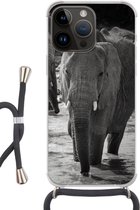 Geschikt voorApple Iphone 14 Pro - Crossbody Case - Olifant - Dieren - Water - Zwart wit - Siliconen - Crossbody - Backcover met Koord - Telefoonhoesje met koord - Hoesje met touw