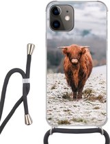 Hoesje met koord Geschikt voor iPhone 11 - Schotse Hooglander - Sneeuw - Berg - Siliconen - Crossbody - Backcover met Koord - Telefoonhoesje met koord - Hoesje met touw