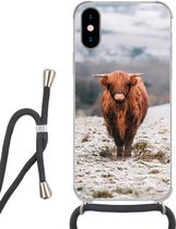Hoesje met koord Geschikt voor iPhone X - Schotse Hooglander - Sneeuw - Berg - Siliconen - Crossbody - Backcover met Koord - Telefoonhoesje met koord - Hoesje met touw