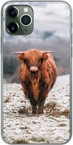 Geschikt voor iPhone 11 Pro hoesje - Schotse Hooglander - Sneeuw - Berg - Siliconen Telefoonhoesje