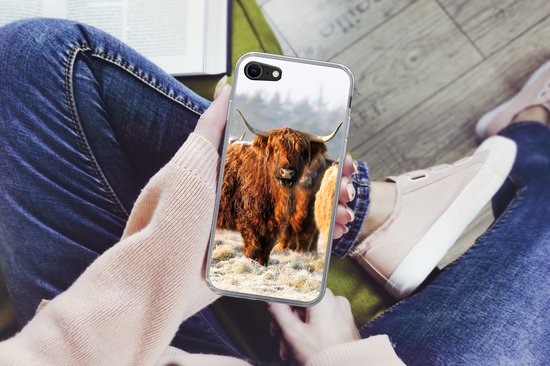 Coque iPhone SE 2020 - Highlanders écossais - Neige - Forêt - Coque de téléphone en Siliconen