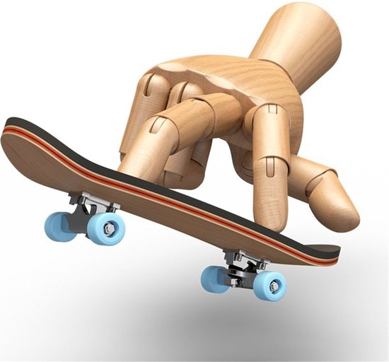 Houten handmodel rijdt op een houten skateboard met blauwe wielen.