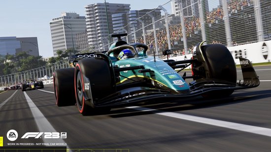 Groene F1 auto met nummer 14 en rode accenten op een racecircuit.