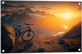Tuinposter – Mountainbike Geparkeerd op Bergtop bij Zonsondergang - 75x50 cm Foto op Tuinposter (wanddecoratie voor buiten en binnen)