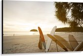 Canvas - Rij Surfplanken op het Strand tijdens Avondzon - 150x100 cm Foto op Canvas Schilderij (Wanddecoratie op Canvas)