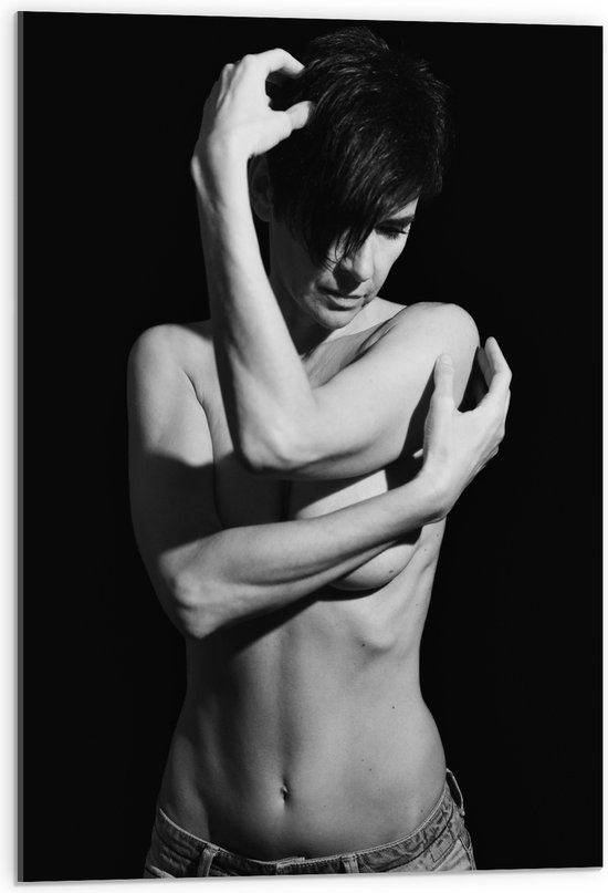 Acrylglas - Poserende Vrouw in Spijkerbroek (Zwart- wit) - 50x75 cm Foto op Acrylglas (Wanddecoratie op Acrylaat)