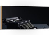 Hout - Foto van een Ouderwetse Typemachine op Grijs Bureau - 100x50 cm - 9 mm dik - Foto op Hout (Met Ophangsysteem)