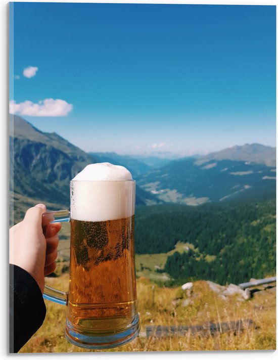 Acrylglas - Bergen - Hand - Bier - Drinken - Bomen - 30x40 cm Foto op Acrylglas (Wanddecoratie op Acrylaat)