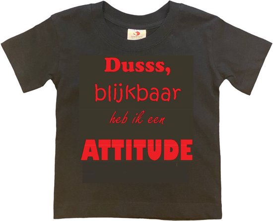 T-shirt Kinderen "Dusss, blijkbaar heb ik een ATTITUDE" | korte mouw | Zwart/rood | maat 98/104