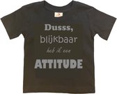 T-shirt Kinderen "Dusss, blijkbaar heb ik een ATTITUDE" | korte mouw | Zwart/grijs | maat 134/140