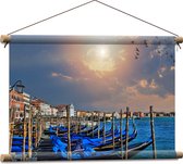 Textielposter - Rij Blauwe Gondels op de Wateren van Venetië - 60x40 cm Foto op Textiel