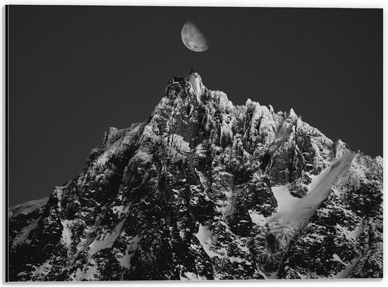 Dibond - Bergen - Sneeuw -Maan - Zwart - Wit - 40x30 cm Foto op Aluminium (Wanddecoratie van metaal)