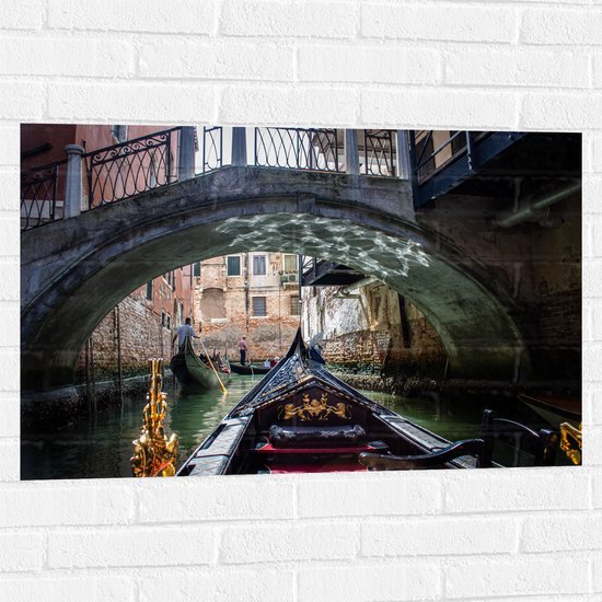 Muursticker - Traditionele Italiaanse Gondel door de Wateren van Venetië - 90x60 cm Foto op Muursticker