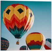 Dibond - Man in Mandje onder Kleurrijke Luchtballon omringd door Luchtballonnen - 50x50 cm Foto op Aluminium (Wanddecoratie van metaal)