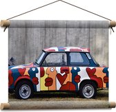 Textielposter - Versierde Auto met Kleurrijke Gezichten - 40x30 cm Foto op Textiel