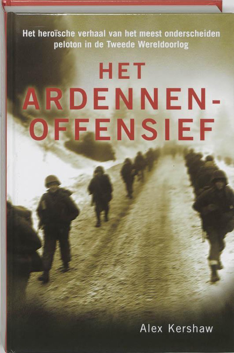Boekcover van 'Het Ardennenoffensief' met soldaten op een besneeuwde weg.