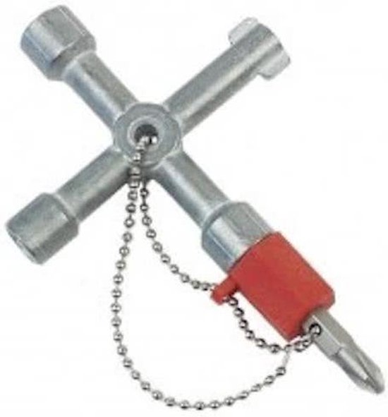 Een zilverkleurige vierarmige dopsleutel met een rode dop, schroevendraaierbit en een metalen ketting.