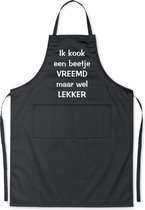 Ik kook een beetje vreemd maar wel lekker - Luxe Schort Keukenschort met tekst - Zwart