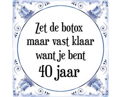 Verjaardag Tegeltje met Spreuk (40 jaar: Zet de botox maar vast klaar, want je bent 40 jaar + cadeau verpakking & plakhanger