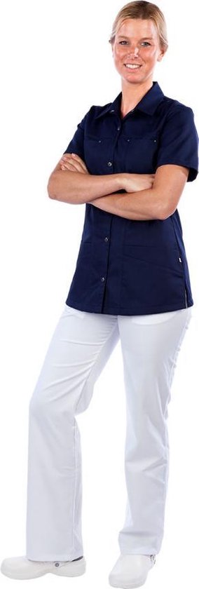 Donkerblauwe blouse met korte mouwen, twee borstzakken en twee steekzakken. Model met open kraag.