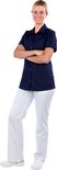 Donkerblauwe blouse met korte mouwen, twee borstzakken en twee steekzakken. Model met open kraag.