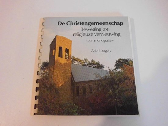 Boek 'De Christengemeenschap Beweging tot religieuze vernieuwing' met een foto van een bakstenen kerkgebouw met klokkentoren, omgeven door bomen.