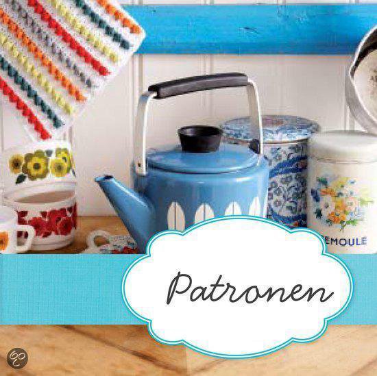 Blauwe waterkoker op een houten aanrecht, met op de achtergrond blikken en mokken.
