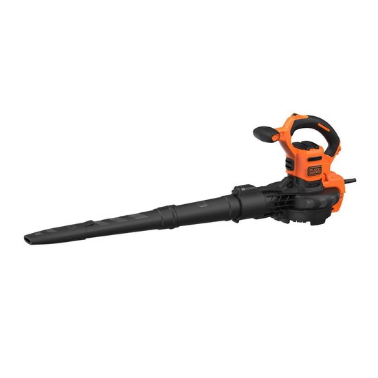 Oranje en zwarte BLACK+DECKER bladblazer op witte achtergrond.