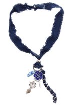 Ketting van spijkerstof met onderaan een zilverkleurige ring waar een blauwe bloem aan hangt, een langwerpige kraal met bloemenprint, een diamant in de vorm van een bloem, zilverkleurige draa