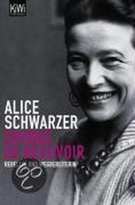 Portrait d'Alice Schwarzer devant le livre 'Simone de Beauvoir'. Elle sourit et porte un collier.