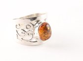 Opengewerkte zilveren ring met amber - maat 16.5