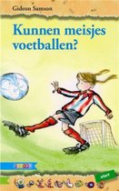 Een meisje met blond haar in staartjes, gekleed in een rood-wit gestreept shirt en een grijze sportbroek, trapt tegen een voetbal. Ernaast staat een voetbaldoel.