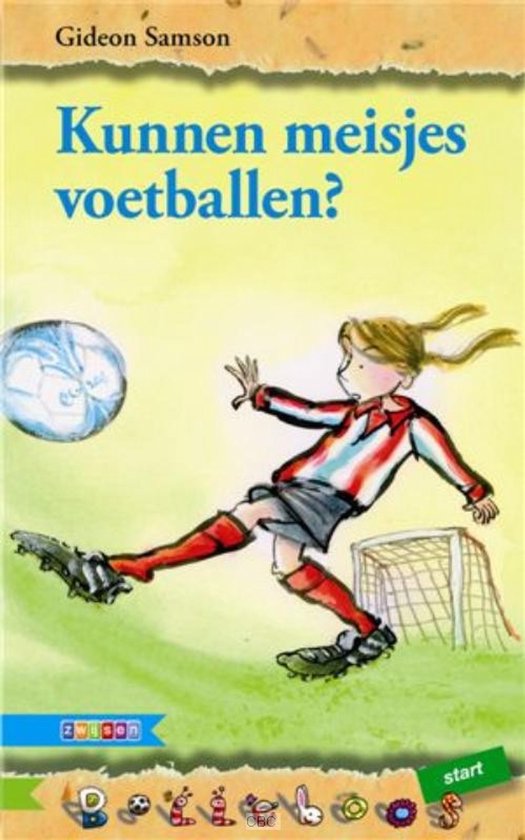 Een meisje met blond haar in staartjes, gekleed in een rood-wit gestreept shirt en een grijze sportbroek, trapt tegen een voetbal. Ernaast staat een voetbaldoel.