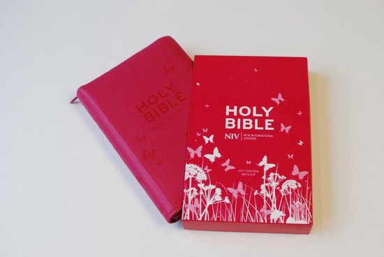 Heilige Bijbel NIV in roze met vlinder- en bloemendecoratie. De kaft is zacht en heeft een ritssluiting. De tekst 'HOLY BIBLE NIV NEW INTERNATIONAL VERSION GIFT EDITION WITH ZIP' is zichtbaar.