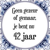 Verjaardag Tegeltje met Spreuk (42 jaar: Geen gezeur of ge maar, je bent nu gewoon 42 jaar + cadeau verpakking & plakhanger