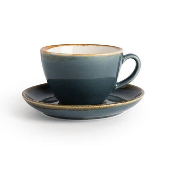 Blauw keramiek kopje met bruine rand, op bijpassende schotel.