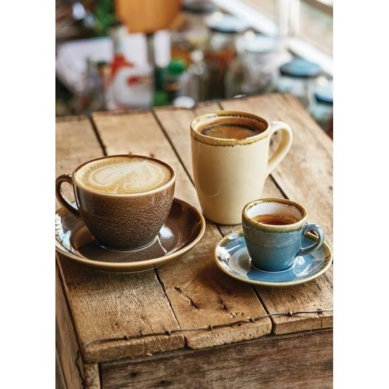 Drie koffiekoppen op een houten tafel: een bruine cappuccino, een beige mok met koffie en een blauw espressokopje.