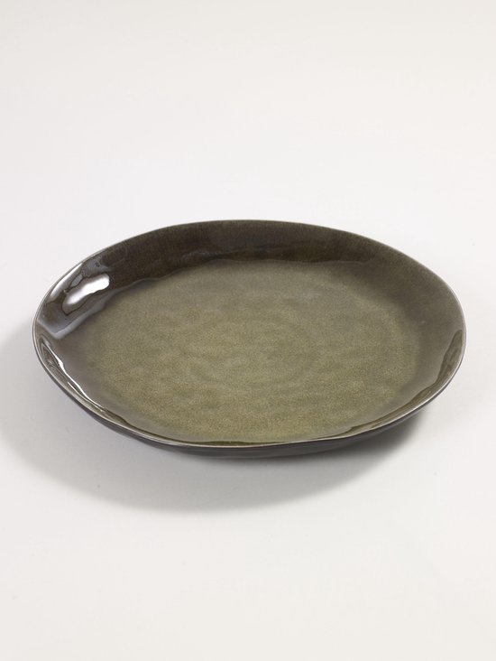 Assiette ovale verte à motif craquelé et extérieur brun.