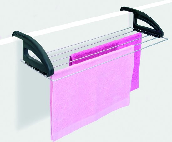 Een zilverkleurig droogrek met zwarte haken, bevestigd aan een muur, met twee roze handdoeken eraan.