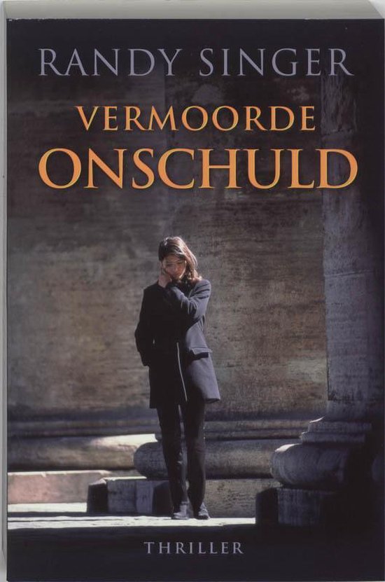 Boek 'Vermoorde Onschuld' van Randy Singer. Een vrouw in donkere kleding staat voor een klassiek gebouw.